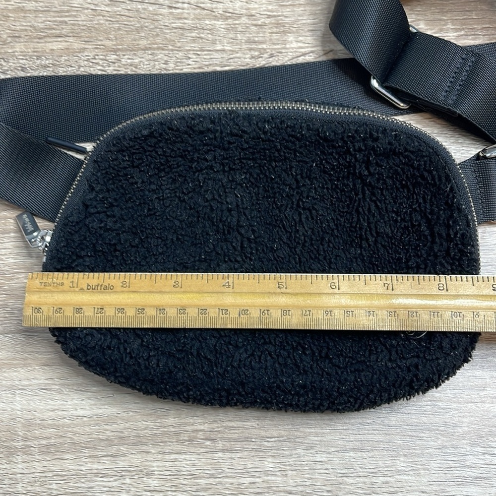 Lululemon Unisex Everywhere Fleece Belt Bag Black - Picture 13 of 15